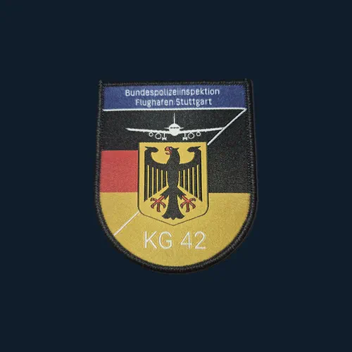 Fein gewebter Patch mit filigranen Konturlinien und exakten Farbkanten